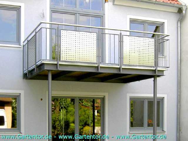 Moderne Balkonanlage aus Stahl, feuerverzinkt