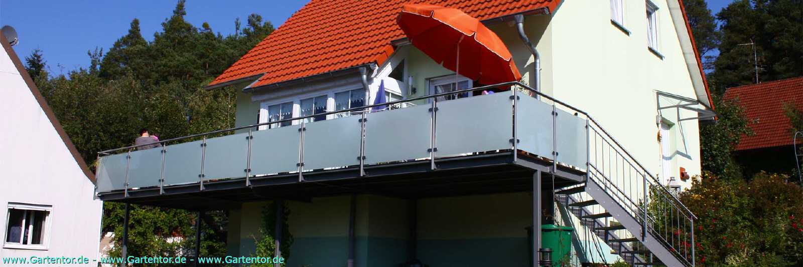 Balkonanlage mit Glasgel&auml;nder und Zugangstreppe
